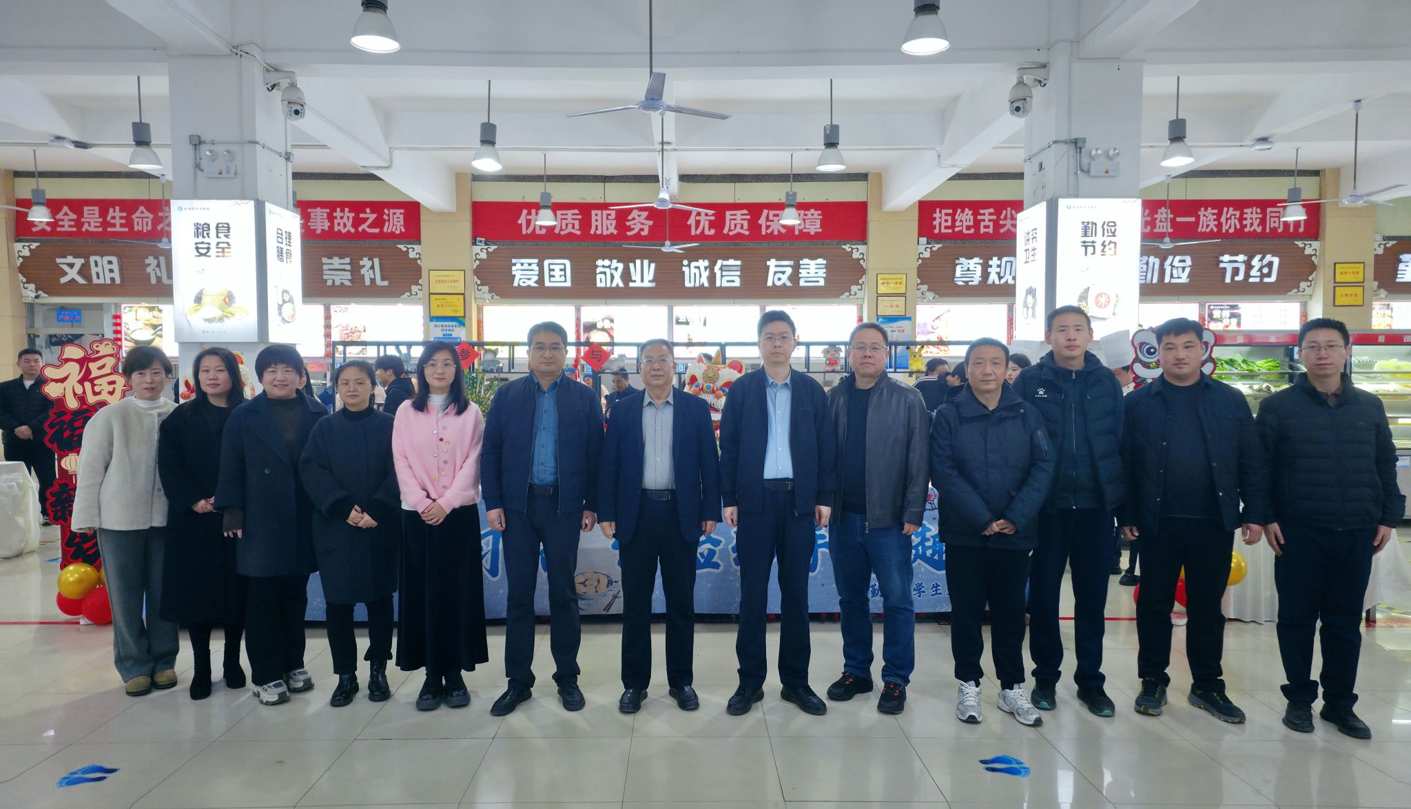 这个学校，冬至吃饺子还发奖